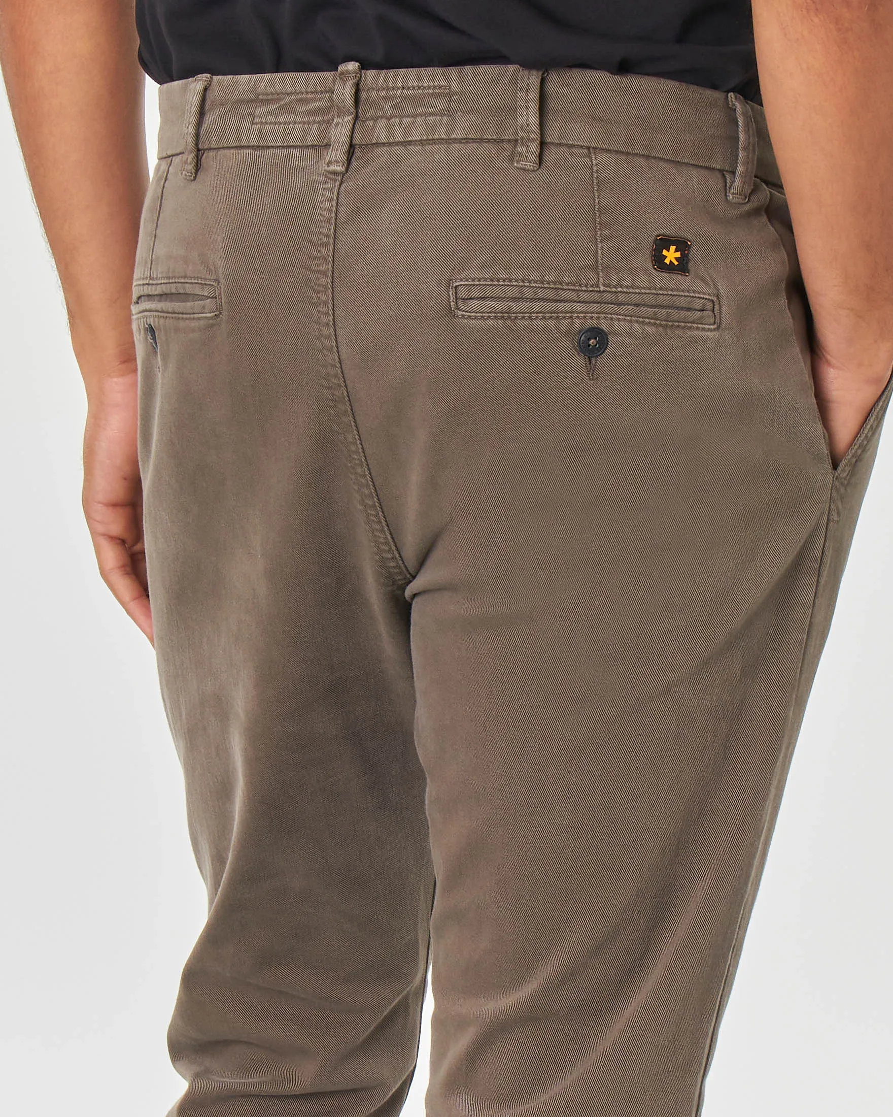 Pantalone chino marrone in tessuto diagonale di cotone stretch